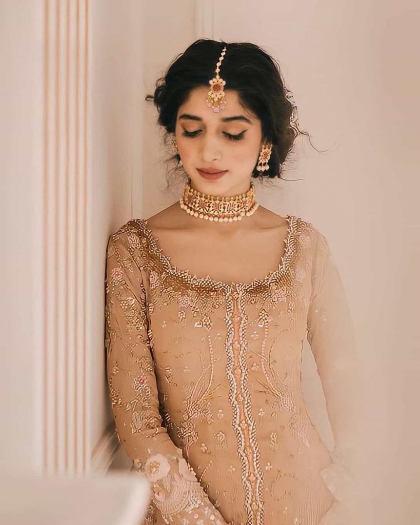 Mawra Hocane shows off her stylish side in her latest Instagram picture