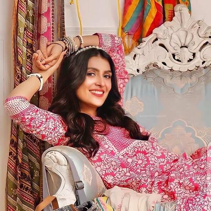 Ayeza Khan Enjoying A Bicycle Ride With A Childlike Smile Will Make You Wanna Be A Child Again!
