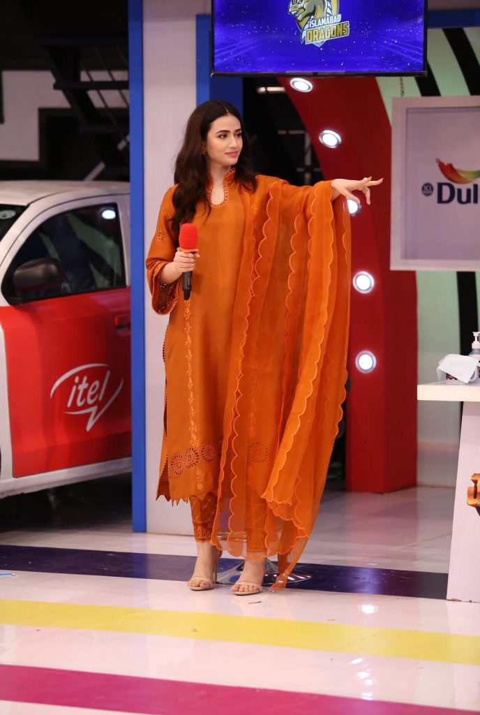 sana javed wardrobe in jeeto pakistan