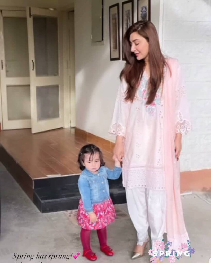 Beautiful Family Pictures of Aisha Khan With Her Husband And Kids