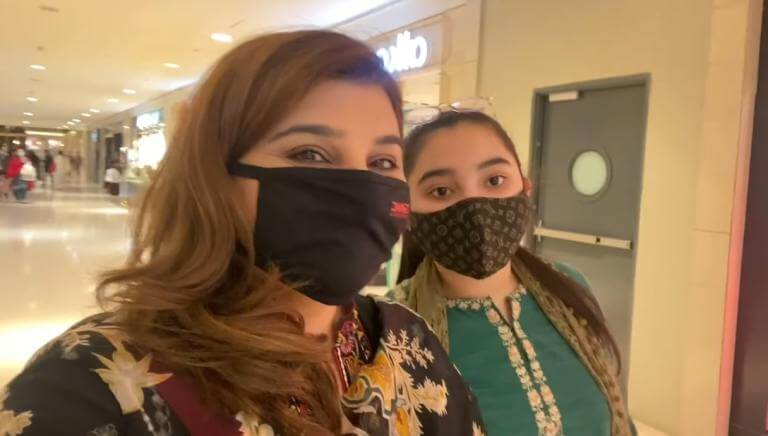 In Pics: Javeria Saud Shopping For Eid With Her Family