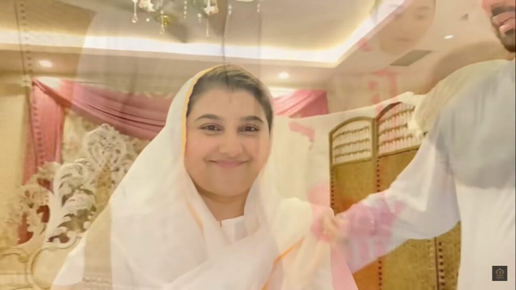 Beautiful Pictures of Javeria Saud Performing Aitkaf With Her Daughter