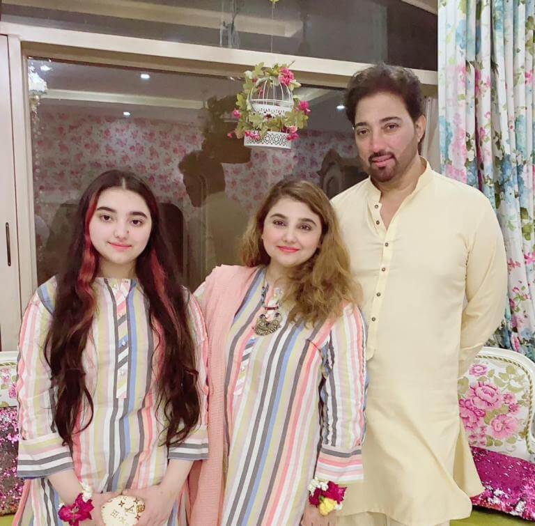 Javeria Saud New Adorable Clicks With Her Family