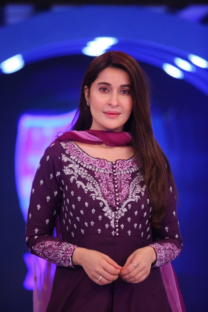 Beautiful Pictures of Shaista Lodhi And Naveen Waqar Wearing Same Dress