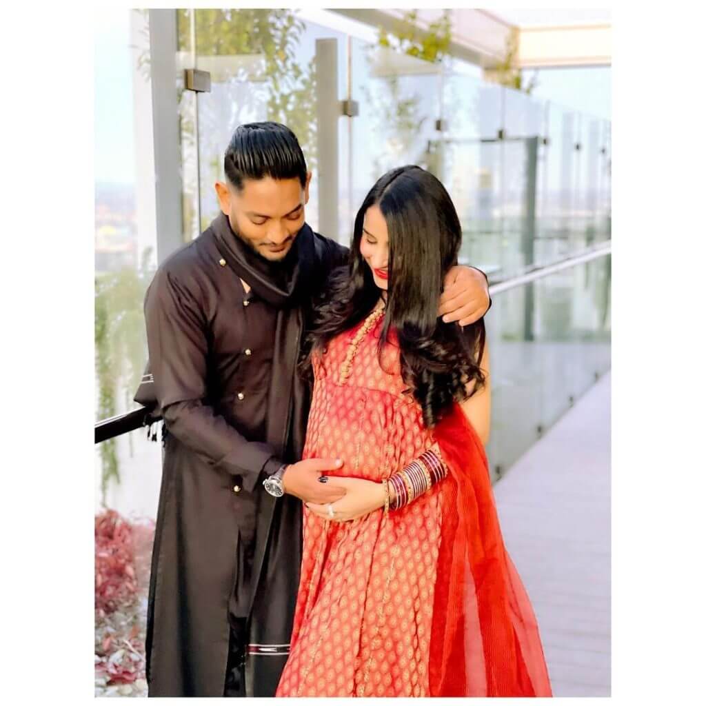 Beautiful Pictures of Hidayat Syed Wife Saniya Shamshad Expecting Their First Baby