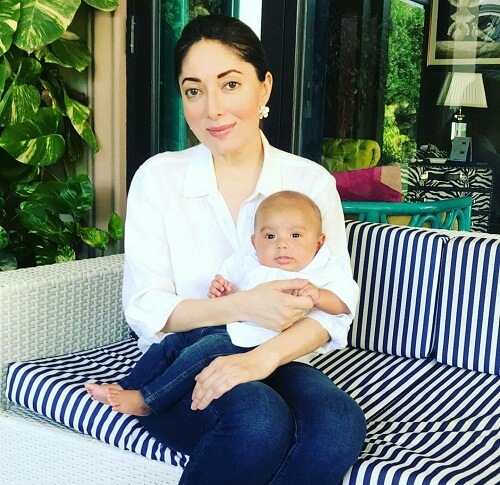 Beautiful Family Pictures of Sharmila Farooqi With Her Husband And Kids