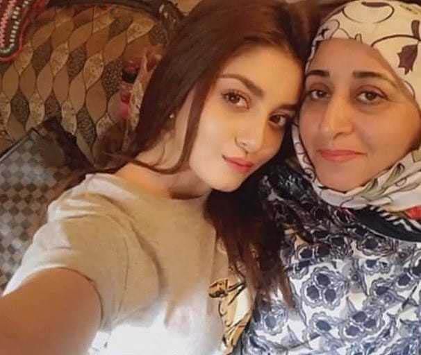 Alizeh Shah Beautiful Pictures With Her Mother