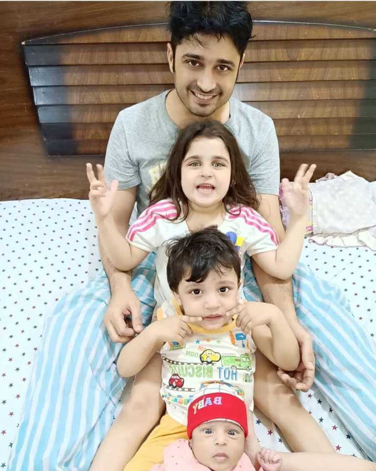Beautiful Pictures of Babar Khan With His Wife And Kids