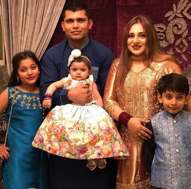 Beautiful Pictures of Kamran Akmal With His Wife And Kids