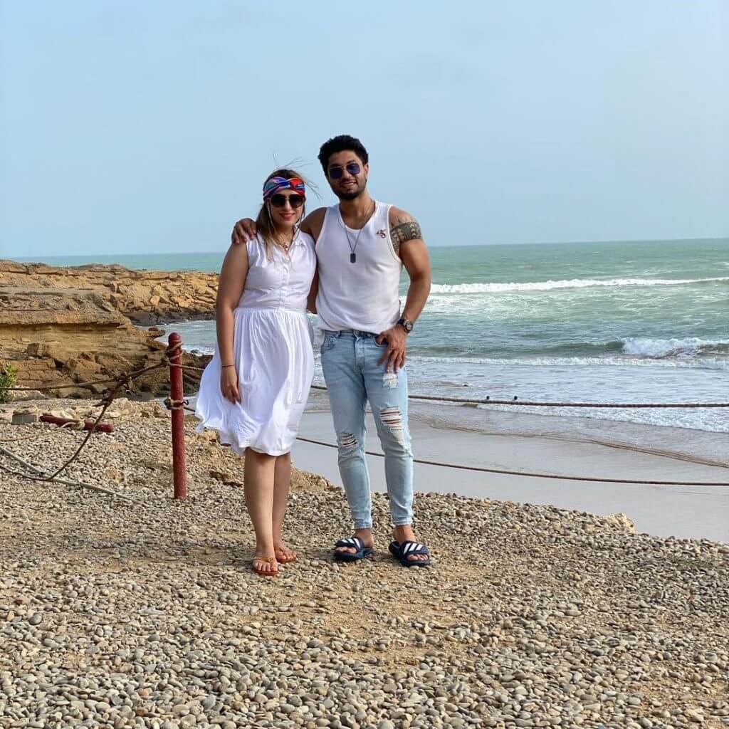 Momal Sheikh’s Beach Party – Pictures Goes Viral!