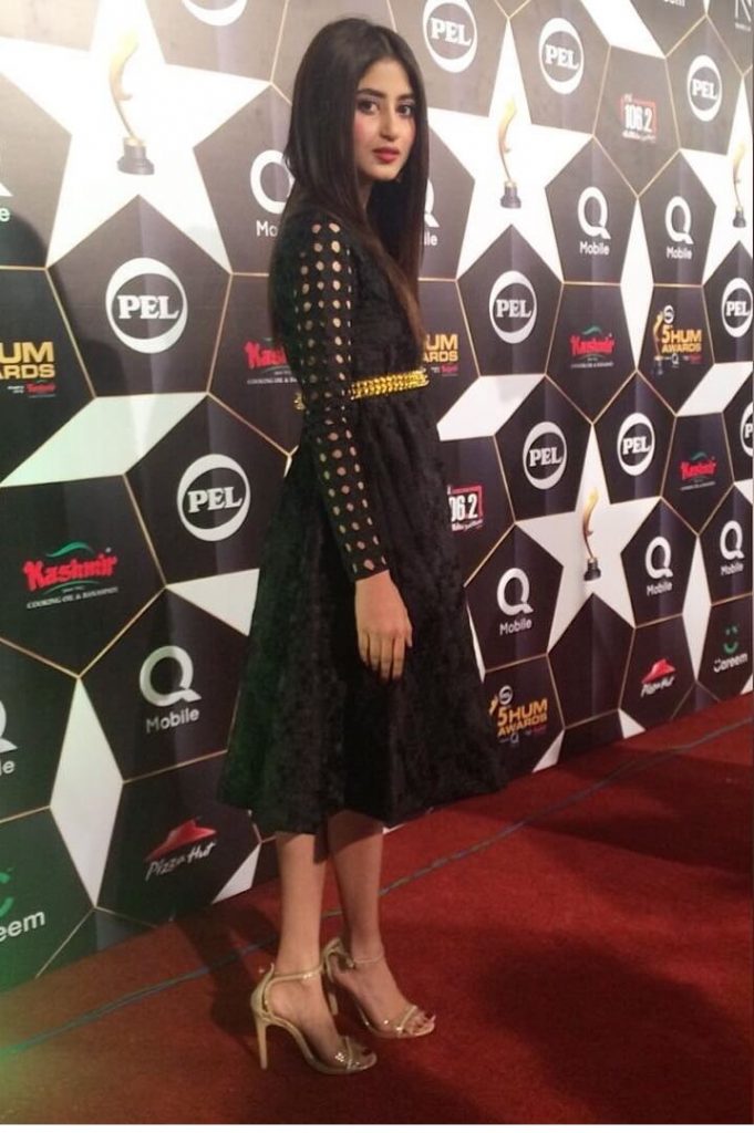 Beautiful Pictures of Sajal Ali Wearing Black Frock in HUM Awards