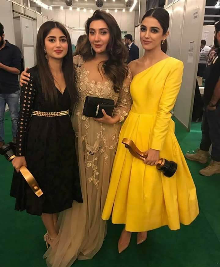 Beautiful Pictures of Sajal Ali Wearing Black Frock in HUM Awards