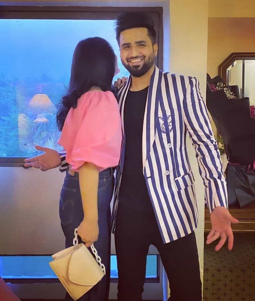 Beautiful Pictures of Falak Shabir Wife Sarah Khan Expecting Their First Baby