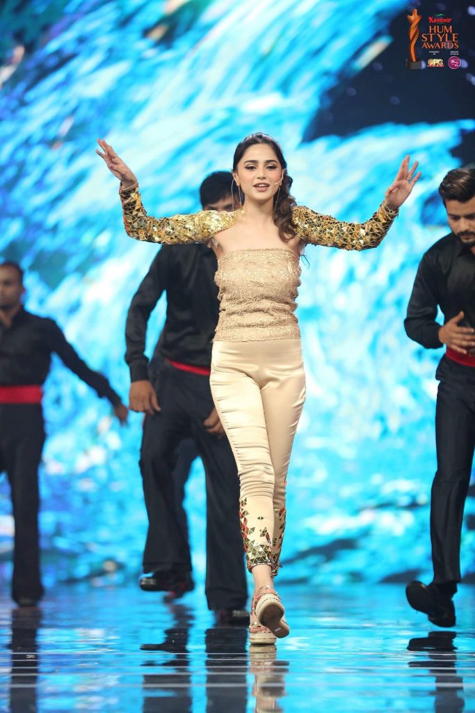 A Still From Aima Baig’s Performance At Hum Style Awards 2021