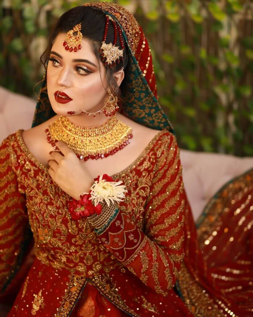 Hira Mani, Kanwal Aftab Rock Same Bridal Dress, But Totally Different Looks. See Pics