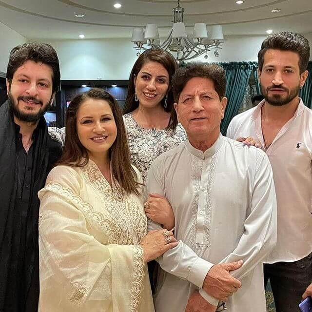 Saba Faisal Eid Pictures With Family