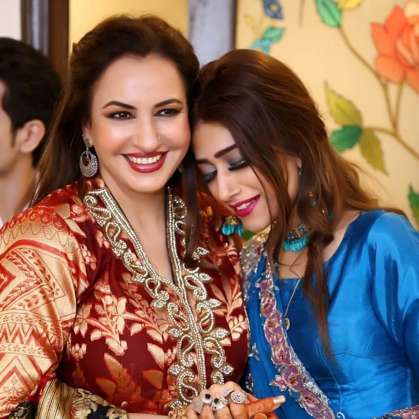 Saba Faisal Eid Pictures With Family