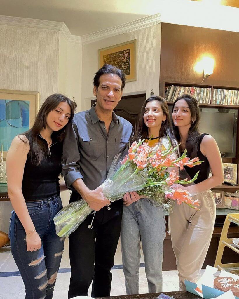 Photo: Saleem Sheikh snapped with wife Nousheen and daughters