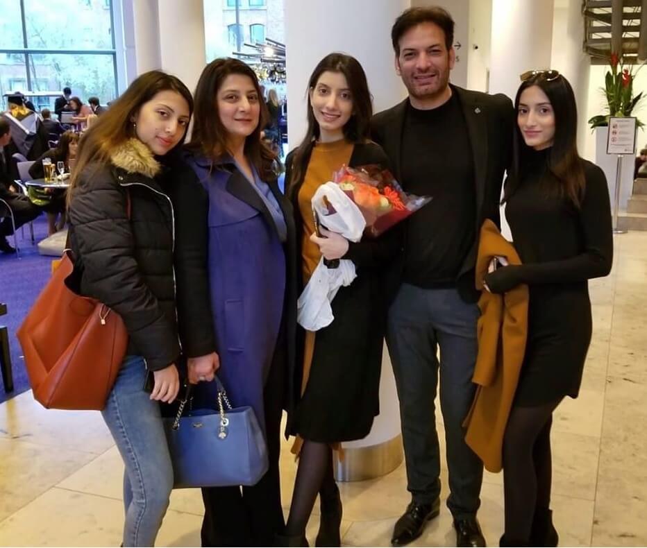 Photo: Saleem Sheikh snapped with wife Nousheen and daughters