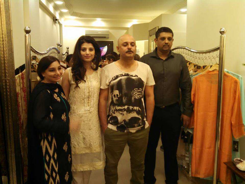 Ali Azmat With His Wife Fariha Khan - Latest Pictures
