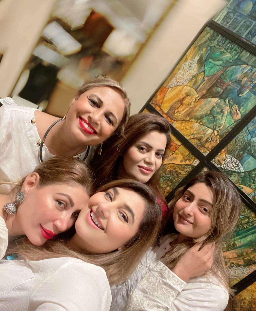 Nand Actress Javeria Saud Enjoying Dinner Party With Friends