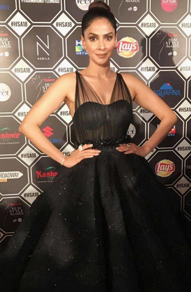 Beautiful Pictures of Saba Qamar Wearing Black Frock in HUM Awards