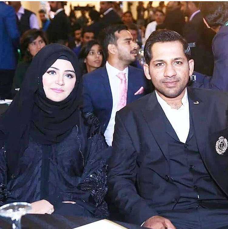 Sarfaraz Ahmed With His Wife And Kids - Latest Pictures