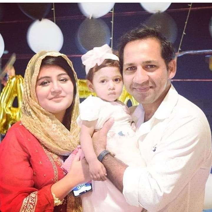 Sarfaraz Ahmed With His Wife And Kids - Latest Pictures