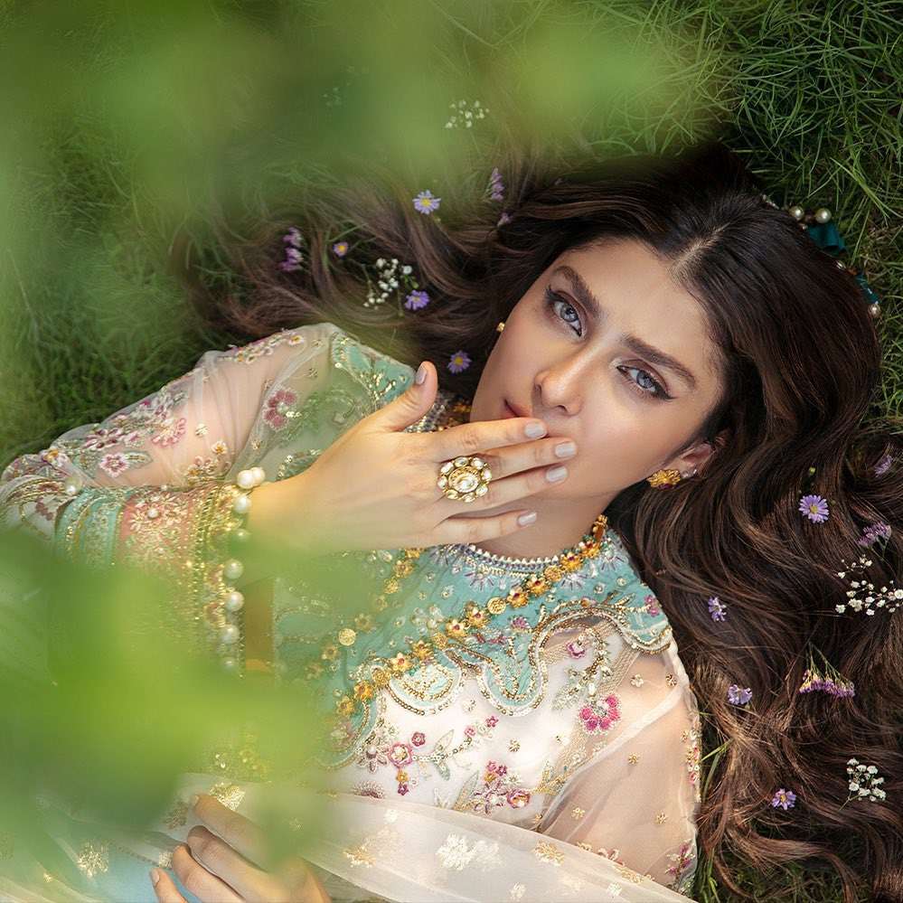 Ayeza Khan Gets Trolled for Changing Her Hair Color [Pictures]