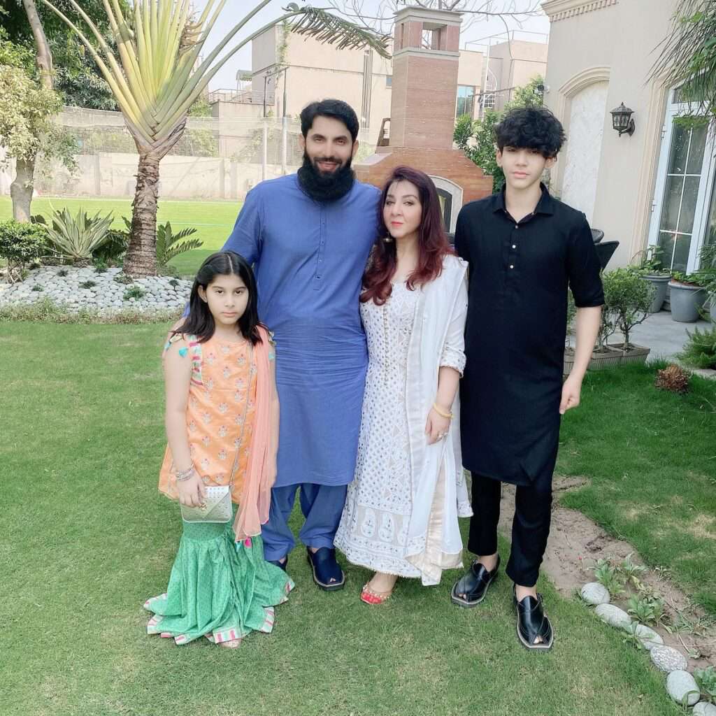 Misbah Ul Haq poses with wife Uzma Khan, kids Faham and Noriza