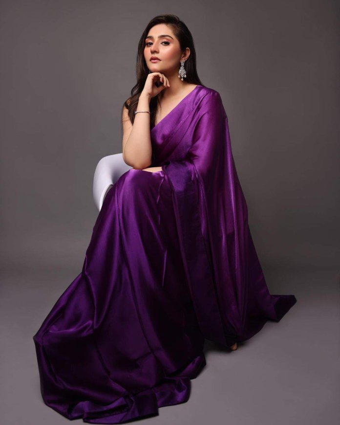 Dur-e-Fishan Saleem Sizzles In Purple Saree At Lux Style Awards - Pk ...