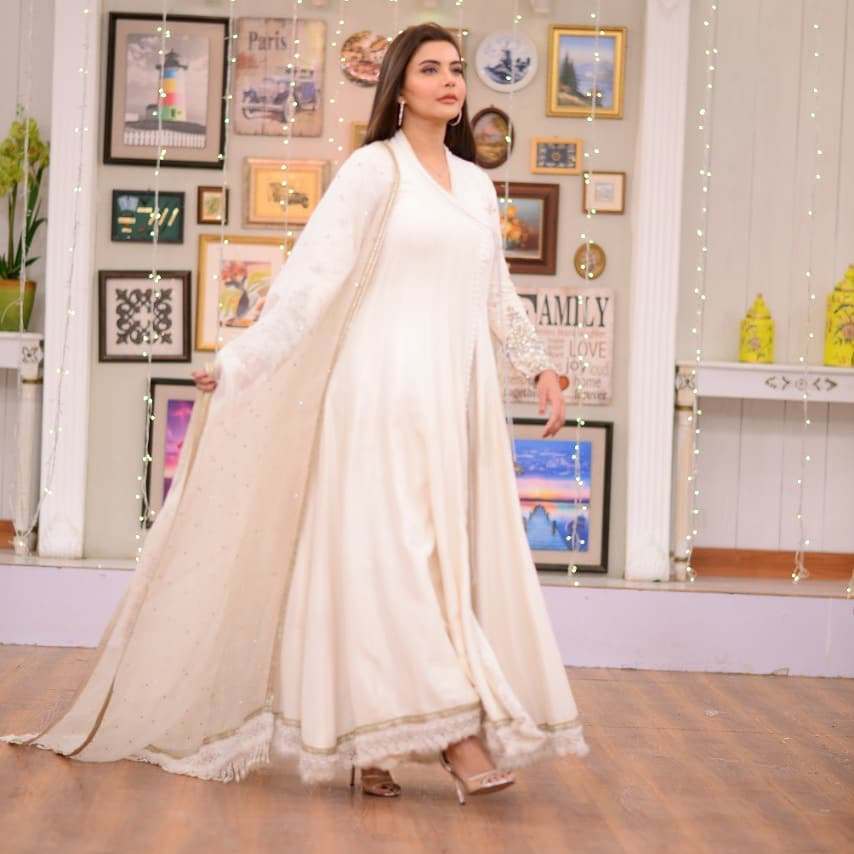 Public Seems Uninspired With Nida Yasir's Recent Look From Good Morning Pakistan