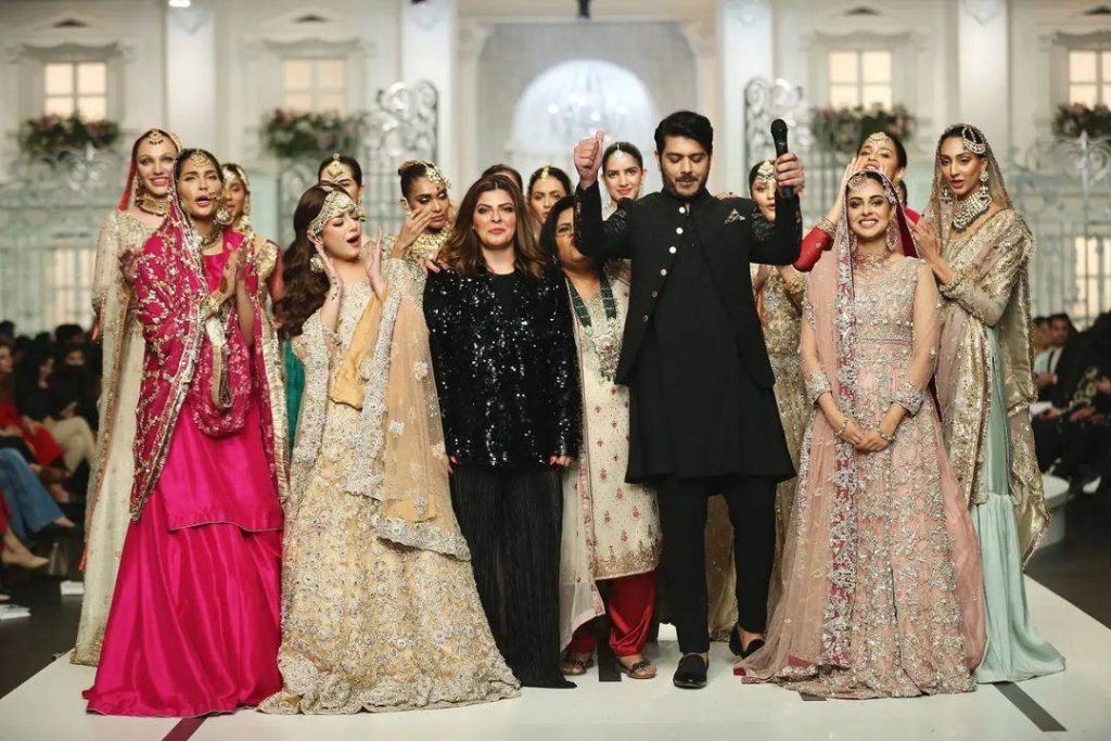 Alizeh Shah Slips On Stage With Shazia Manzoor: Leaves Fans In Awe