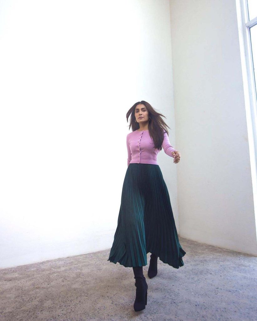 Ayeza Khan displays her true beauty in latest photoshoot