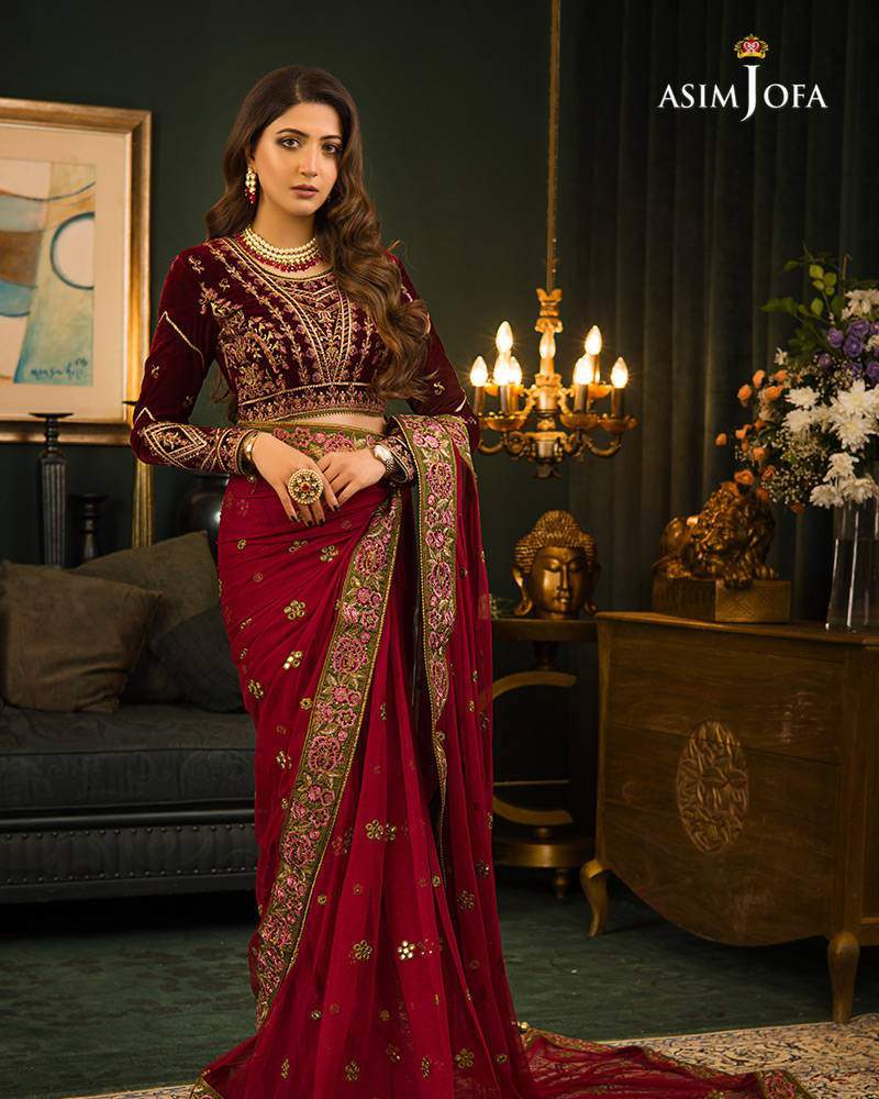 Aymen Saleem’s Jaw-Dropping Look From Latest Shoot In Extravagant Dreamy Saree