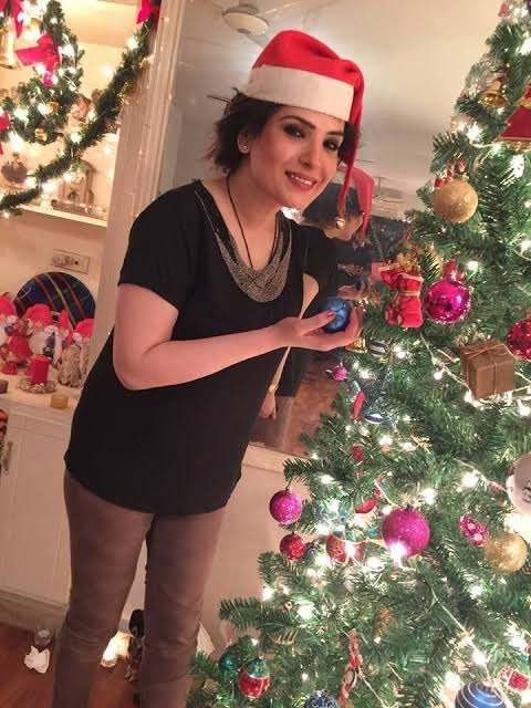 Mawra, Mahira Khan, Resham & others extend Christmas 2021 wishes, here's how they are celebrating