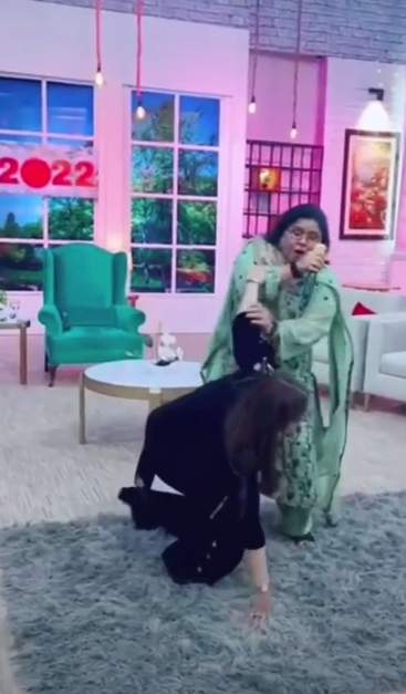 Watch Video: Is Juggan Kazim Mimicking Alizeh Shah’s Fall On-Ramp During PHBWC