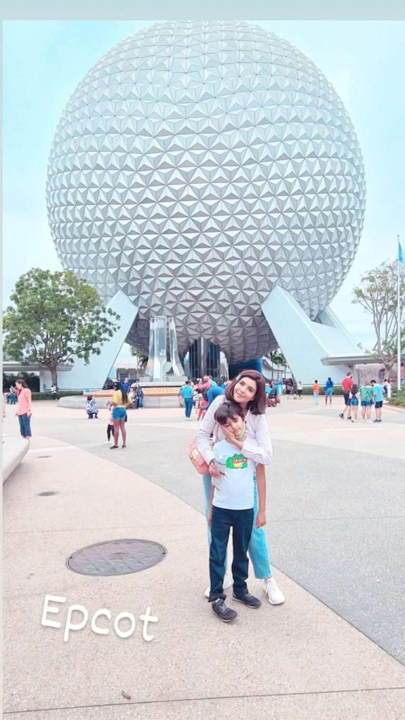 Captivating Pictures Of Nida Yasir In New Hairstyle, Having Fun Time With Family In USA