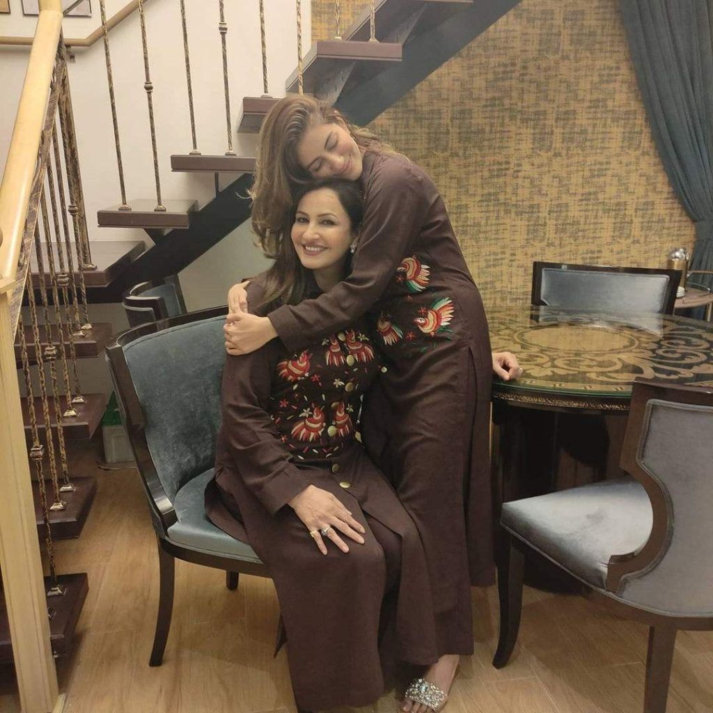 Saba Faisal daughter Sadia Faisal’s mesmerizing look in brown velvet dress, fans love it