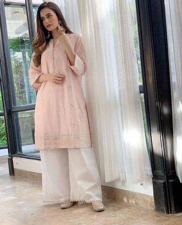 Sana Javed’s Dazzling clicks In Subtle Pink Hues Is Giving All Winter Vibes