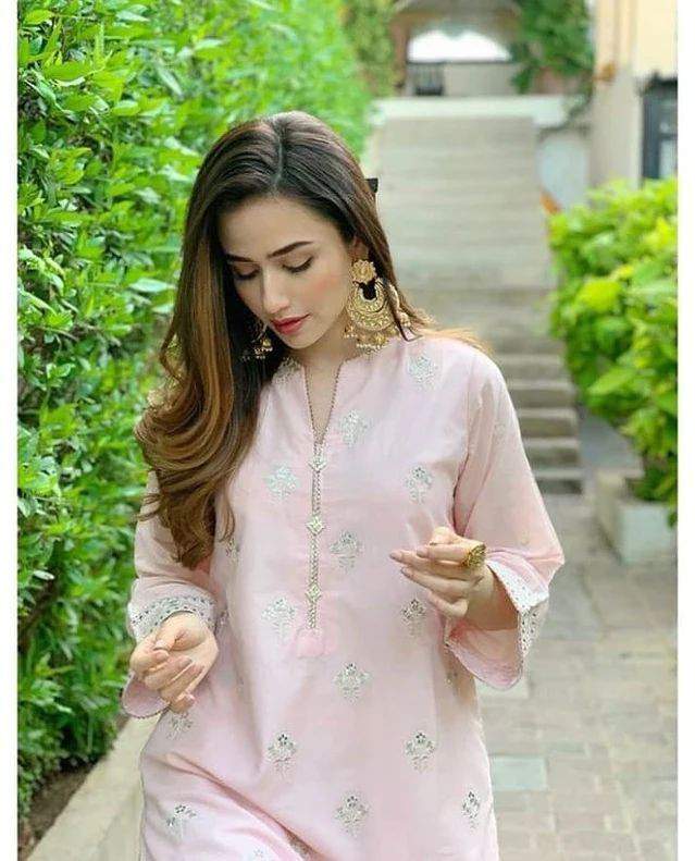 Sana Javed’s Dazzling clicks In Subtle Pink Hues Is Giving All Winter Vibes