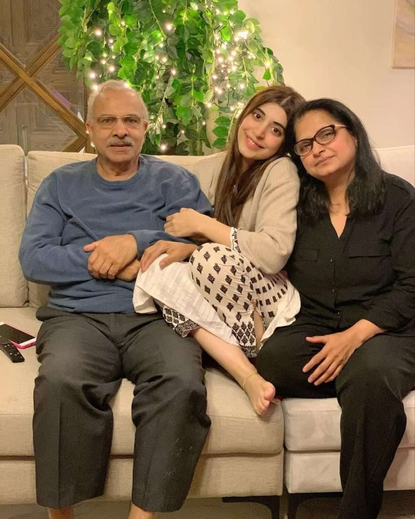 Urwa, Mawra Hocane Meets Parents After Three Years, Shares Heart-Warming Clicks