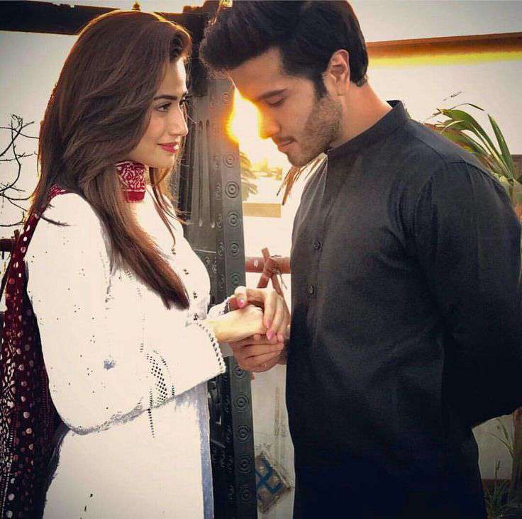 Sana Javed and Feroze Khan's honeymoon scene from Musht-e-Khaak bringing hilarious memes