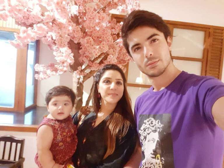 Sinf-e-Aahan Star Junaid Jamshed Niazi’s Fascinating Clicks With Wife And Daughter