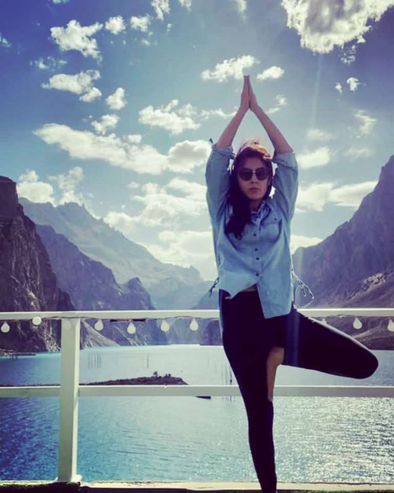 Minal Khan’s First Yoga Session With Her Nand Zarmineh At Home