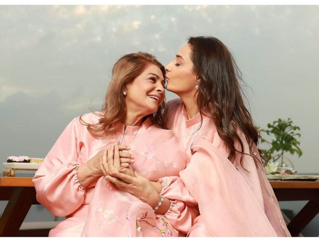 Momal Sheikh's perfect birthday message for mother Zinat Mangi