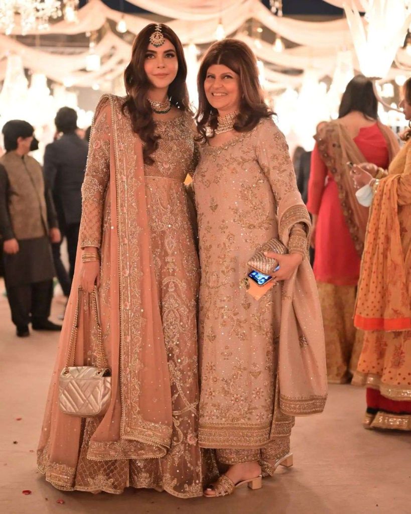 In fact, Nida Yasir looks like a fairy at Rubina Ashraf's daughter's wedding
