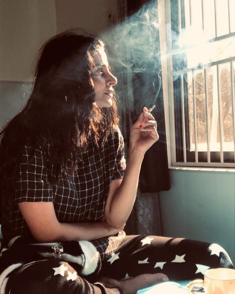 'Saba Qamar Cigarette Peeti Rehti Hy' Nasaaz From Parizaad Makes Shocking Revelation In Good Morning Pakistan