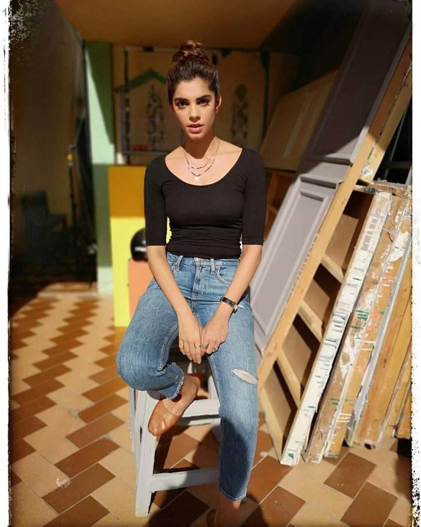 Sanam Saeed Flaunts Perfection in Black Outfit - Pictures Inside!
