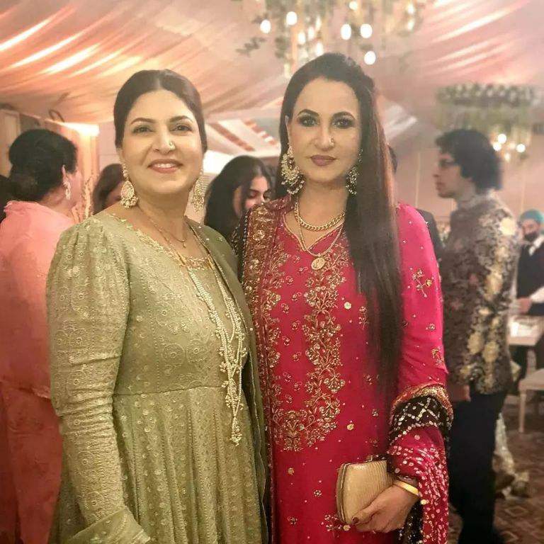 Faisal Qureshi, Saba Faisal, Junaid Khan, Hina Dilpazeer, And Many More Spotted At Shagufta Ejaz’s Daughter Wedding
